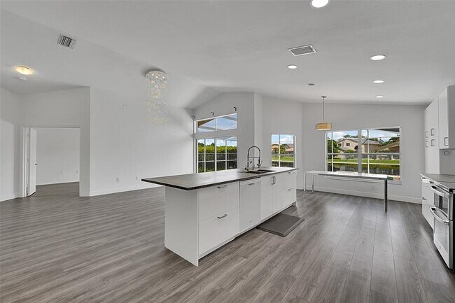 Building Photo - 16417 Sapphire Pl
