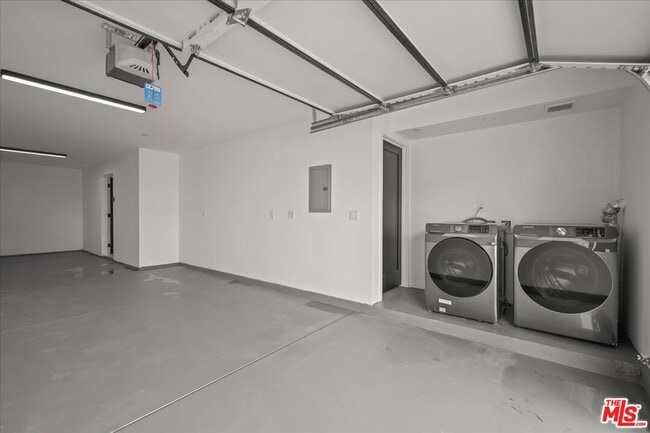 Building Photo - 849 N June St