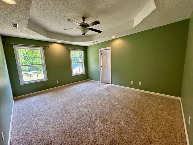 Building Photo - Large Fenced Yard in Saddlebrook Subdivision!