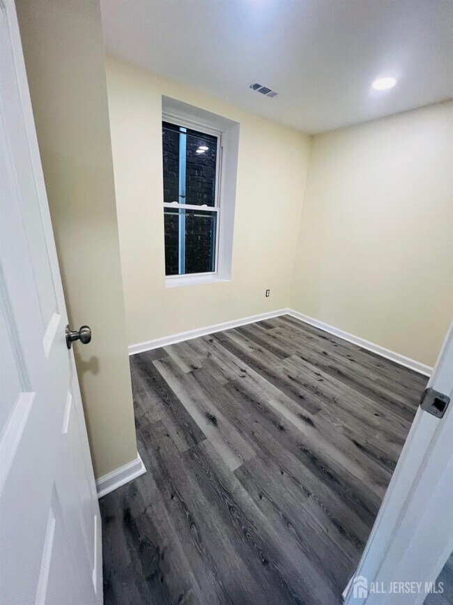 Building Photo - 362 Lawrie St