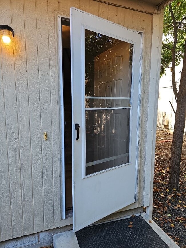 Building Photo - Free rent for November 2025! $1095.00 for December 2025 and $1495 per month for the remainder of ...