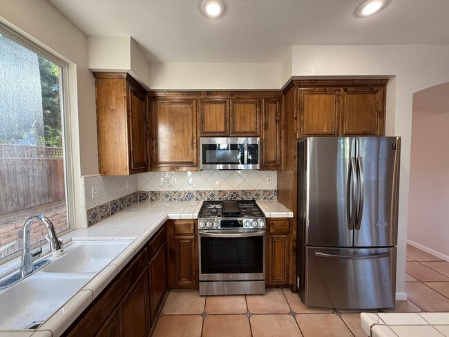 Building Photo - 5 bedrooms located in Redbridge Gated Community!