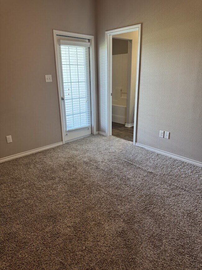 Building Photo - Welcome Home!!