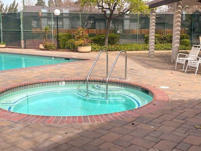 Building Photo - Cozy 2 Bedroom Ground Level Condo In The Highly Desirable New Park Village Community in Newark