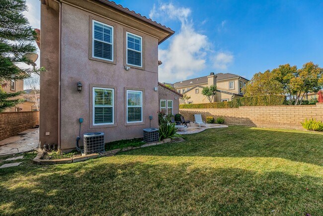 Building Photo - Gorgeous 5 Bedroom Home Behind the Gates i...
