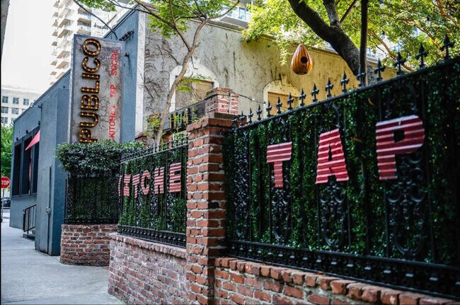 Building Photo - 1136 Crescent Ave NE