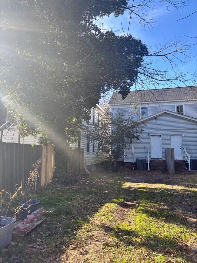 Building Photo - Well Kept 3 Bedroom 1.5 Bathroom Duplex Located in Historic Port Norfolk