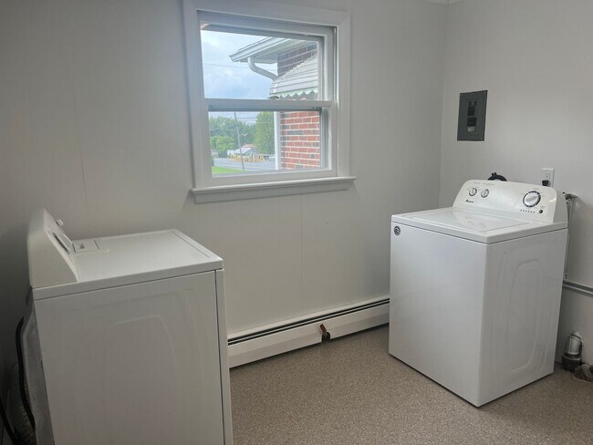 Building Photo - Spacious 5-Bedroom Home in East Cocalico T...