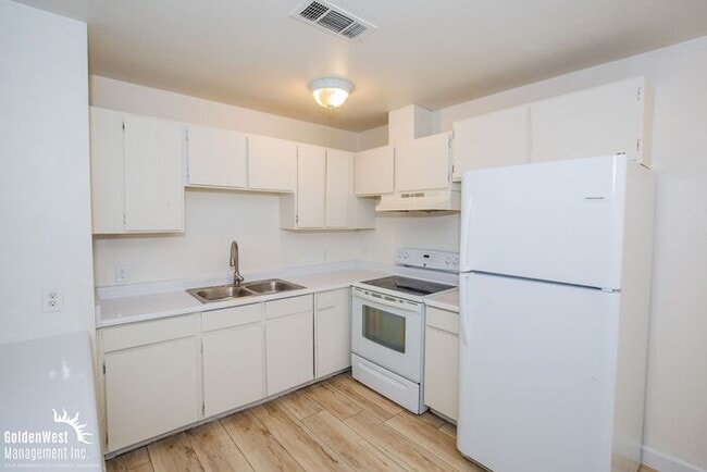Primary Photo - Renovated 2Bdm 1Ba Upstairs Apartment in Convenient Las Vegas Location - MI Special