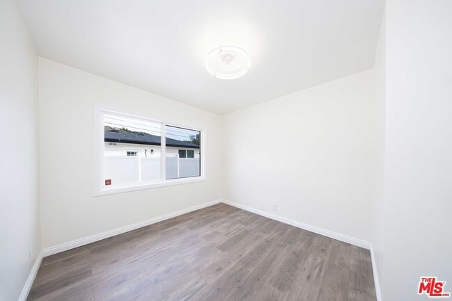 Building Photo - 8432 Glenoaks Blvd