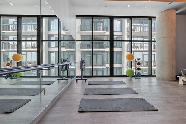 Building Photo - 610 Davis St