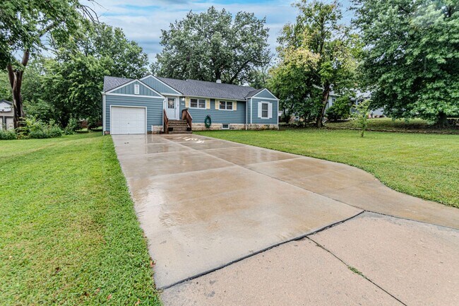Building Photo - Back porch with a large yard!