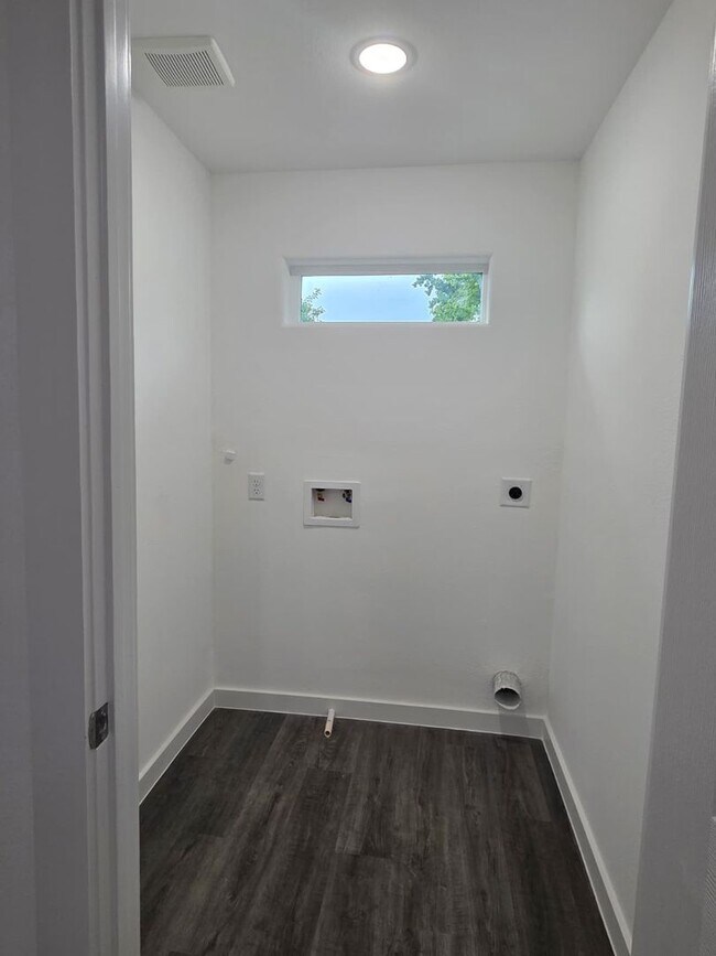 Building Photo - Stunning Duplex with Garage & Modern Finishes