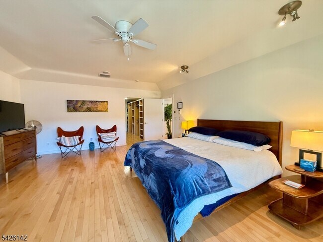 Building Photo - 73 Forest Lake Dr