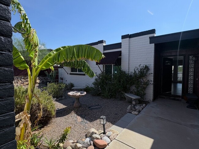 Building Photo - 3720 S Sarnoff Dr