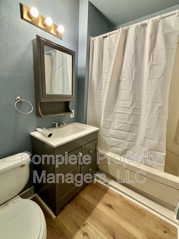 Building Photo - 325 E Washington St