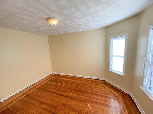 Building Photo - 203 Holland St