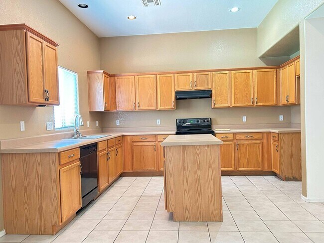 Building Photo - MOUNTAIN VISTA RANCH HOME WITH POOL AND SP...