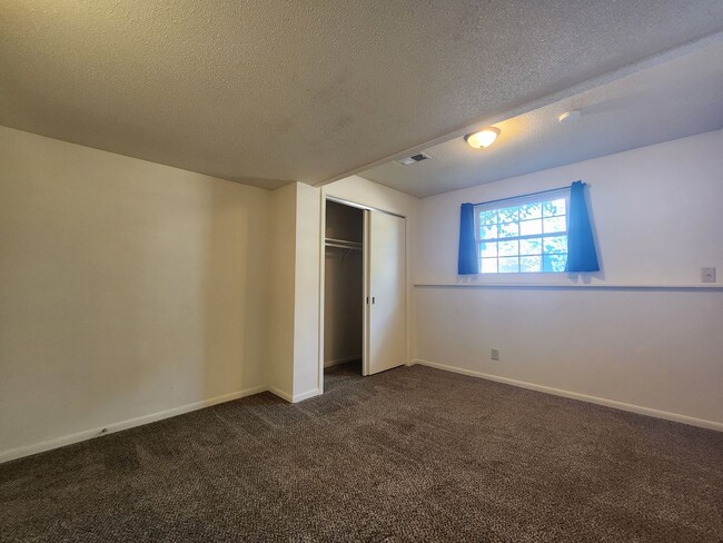 Building Photo - 2 Bed 1 Bath Duplex