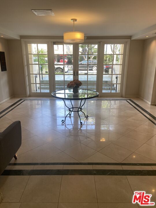 Building Photo - 435 Arnaz Dr