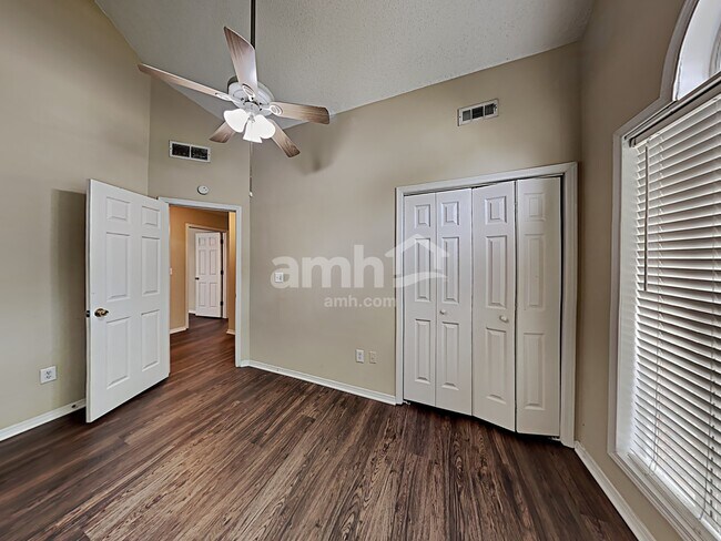 Building Photo - 910 Castlerock Way