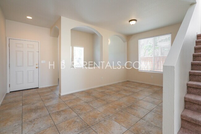 Building Photo - Charming 4-Bed, 2.5-Bath Home in Tracy’s E...