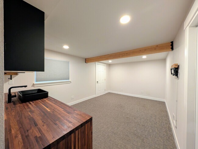 Building Photo - Refined 4BR House + private office, EV, ga...