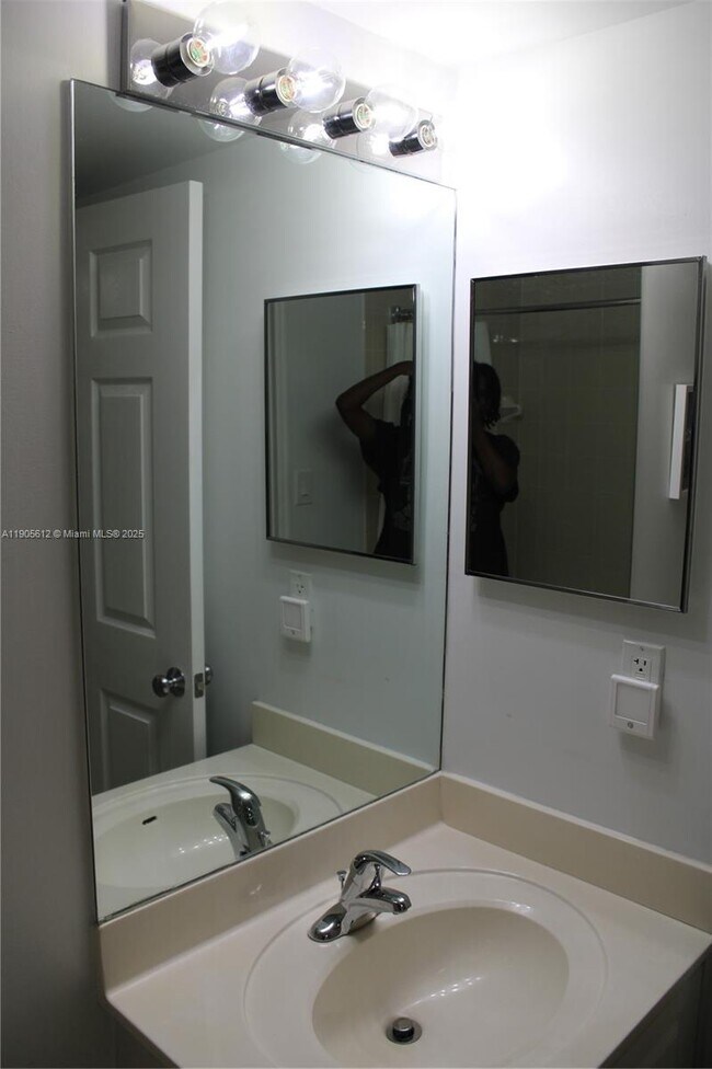 Building Photo - 519 E Sheridan St