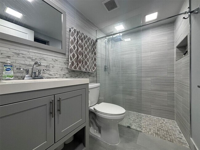 Building Photo - 10865 SW 112th Ave