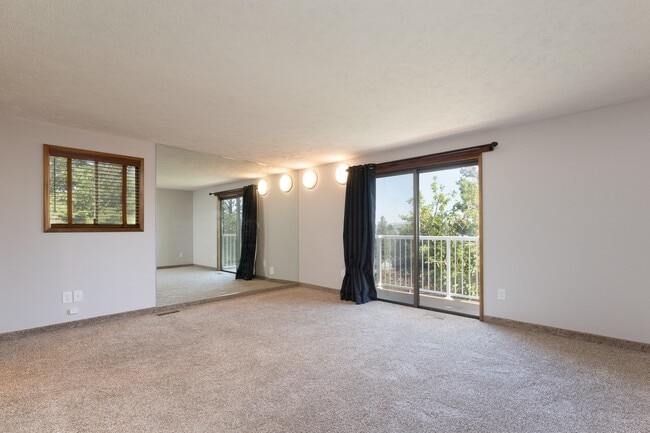 Building Photo - 3+ Bedroom, 3 Bath Available in quiet Spok...