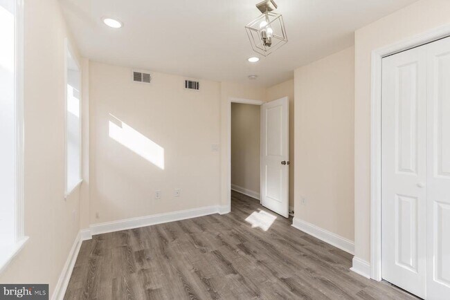 Building Photo - 537 N 33rd St