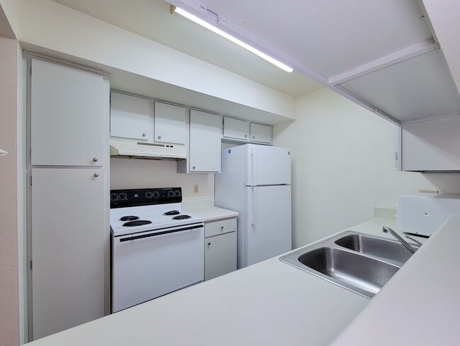 Building Photo - Two Bedroom Condo Near Med Center!