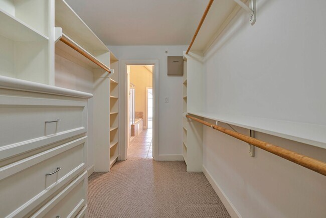 Building Photo - Modern Living Inside the Loop: Spacious, Stylish, Secure