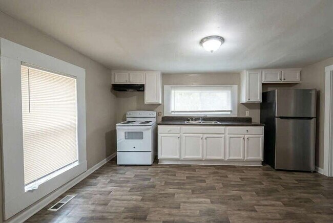 Building Photo - 218 Irving Ave