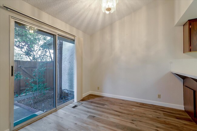 Building Photo - Cupertino 2 Bed, 2 Bath Townhouse with Att...