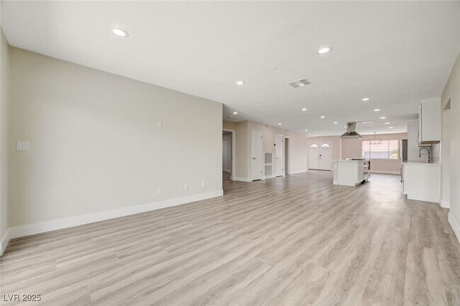 Building Photo - 3164 E Desmond Ave