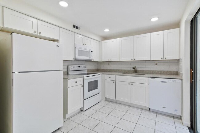 Building Photo - 115 Capri B