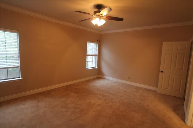 Building Photo - 17627 Red Oak Dr