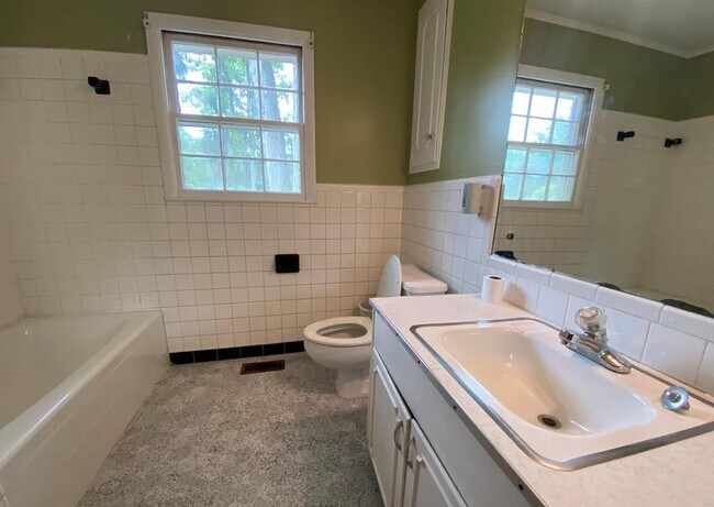 Building Photo - 140 Tuxedo Dr