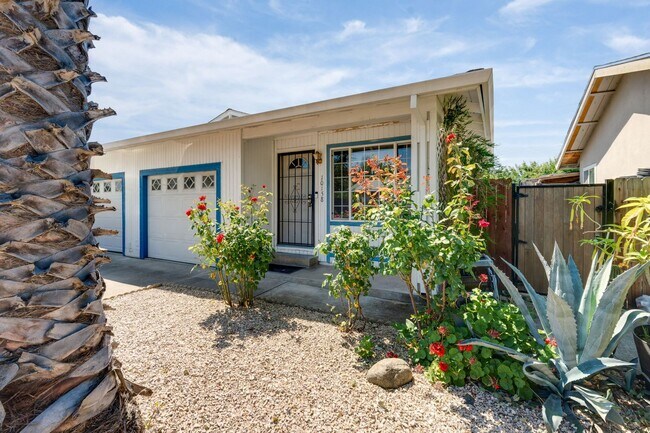 Building Photo - Charming 2 Bedroom Duplex with Private Backyard & Garage!