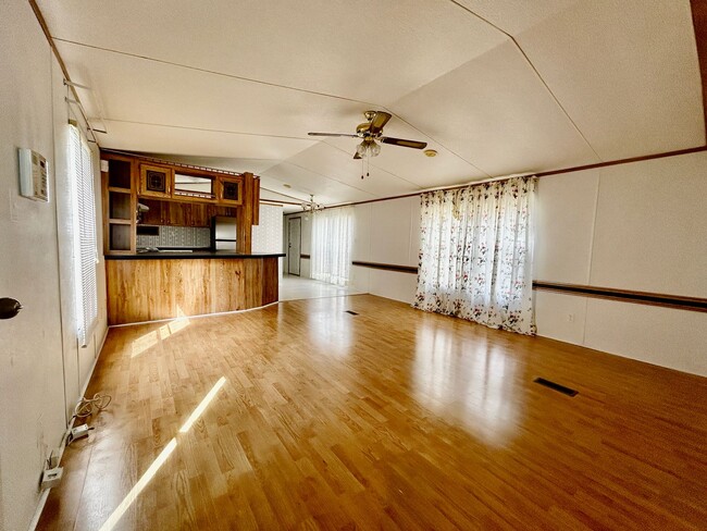 Building Photo - Available Now! 3 Bedroom 2 bath unit