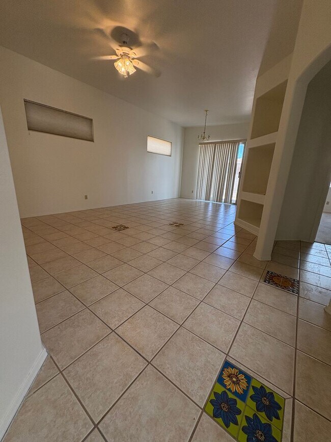 Building Photo - Well Maintained Home in  East Side Gated Community- 3Bd-A/C-Community Pools !!