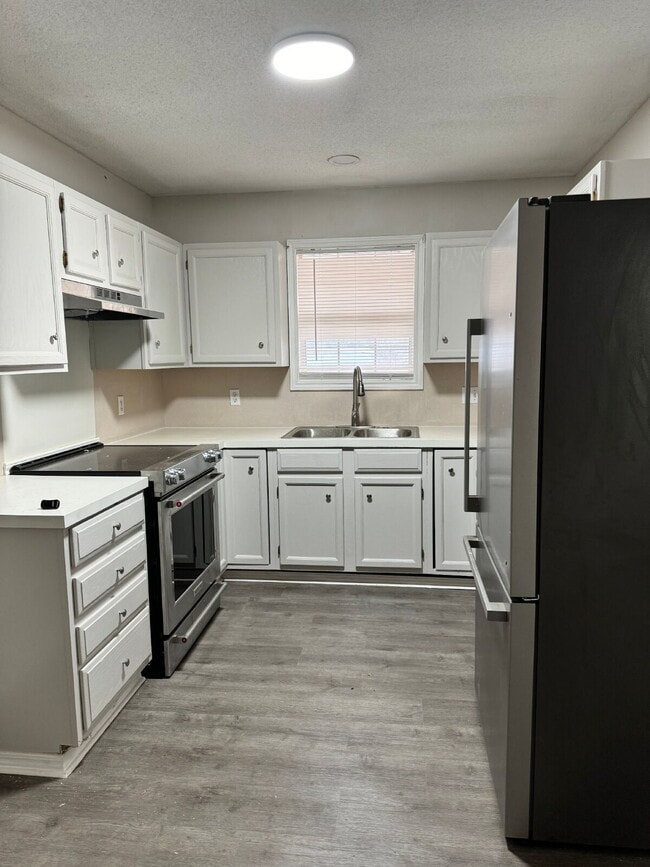 Building Photo - "Charming Lubbock Home: 3-Bedroom, 2-Bath Sanctuary with 1157 Sq Ft of Comfort!"