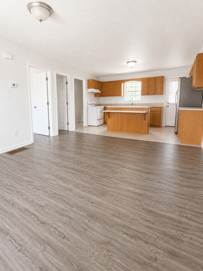 Building Photo - 211 Memory Ln