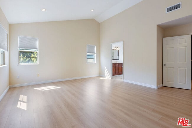 Building Photo - 2020 Penmar Ave