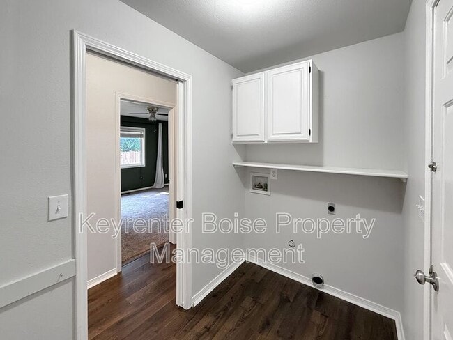 Building Photo - 105 N Chaparal St