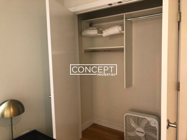 Building Photo - 601 Albany St