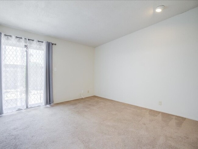 Building Photo - 3 Bedroom 2 Bathroom