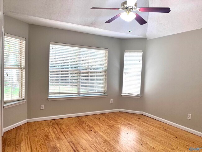 Building Photo - 232 Mountain Creek Dr