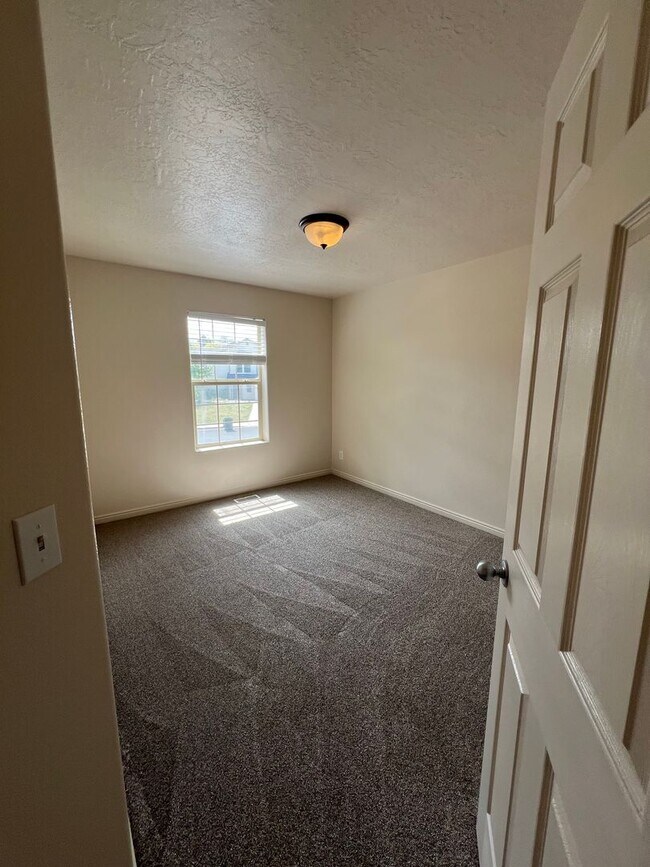 Building Photo - Oversized Townhome in Town!